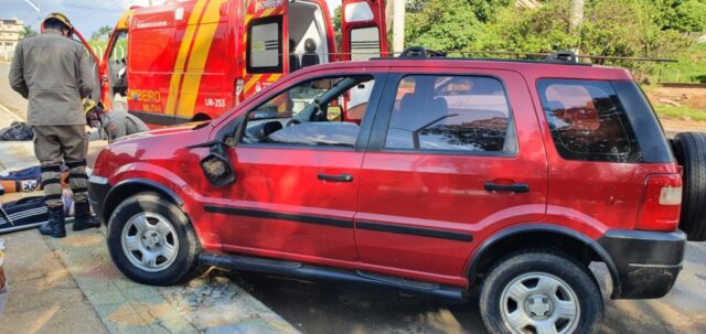 Acidente entre carro e moto deixa casal ferido no bairro Santa Cruz, em Catalão