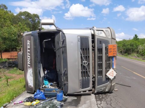 Motorista fica ferido em tombamento de carreta na BR-365