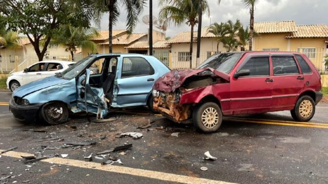 Mulher fica ferida após colisão entre dois veículos na G-309, em Caldas Novas