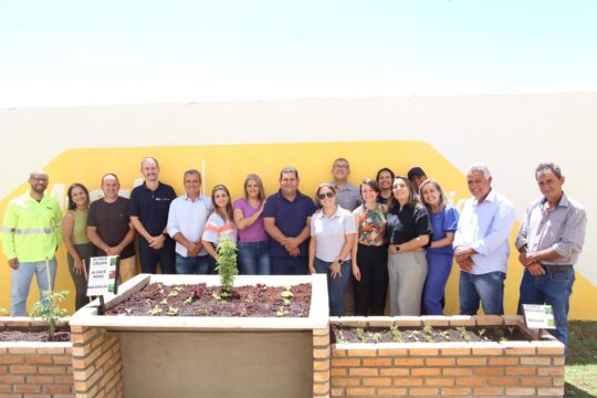 Escola municipal de Ouvidor recebe horta sensorial acessível para estudantes com deficiência