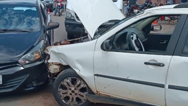 Colisão entre dois carros deixa motorista ferido no Centro de Catalão