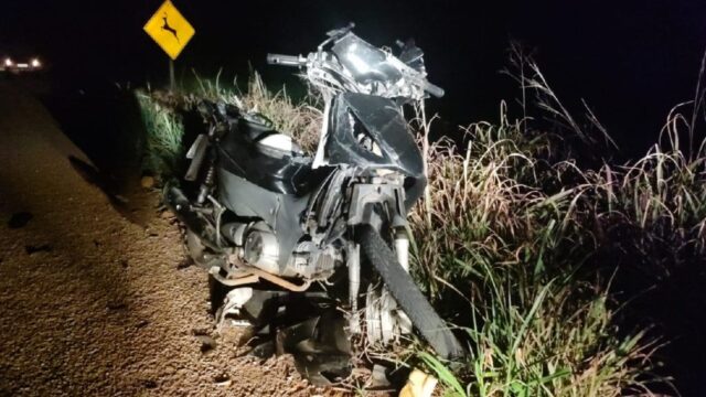 Carro colide em moto e motorista foge deixando vítima grave na GO-210 em Catalão