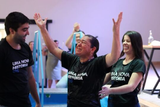 Uma Nova História: Igreja Quadrangular de Catalão realiza batismo nas águas de novos membros