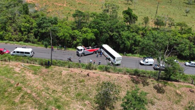 Ônibus sofre problemas mecânico e fica atravessado na GO-330 entre Ouvidor a Catalão
