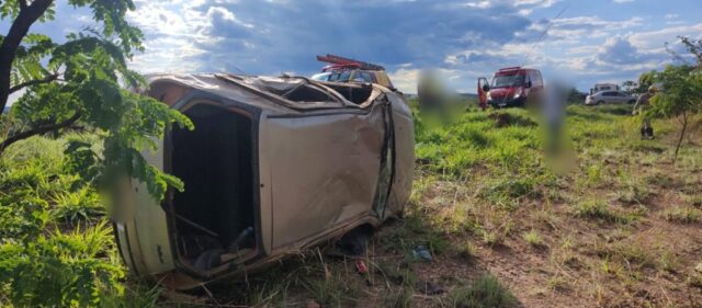 Homem fica ferido após carro capotar na GO-506, no Distrito de Santo Antônio do Rio Verde
