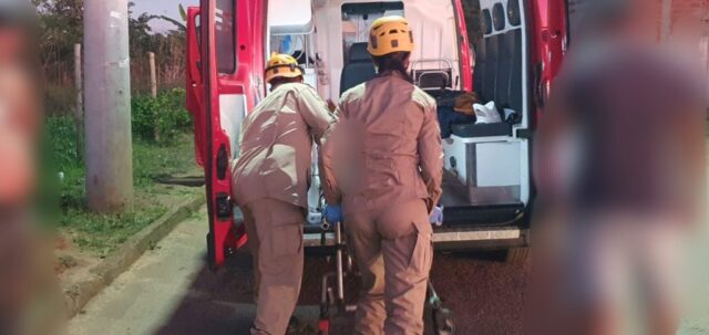 Criança de 9 anos é atropelada por moto enquanto andava de bicicleta, em Catalão