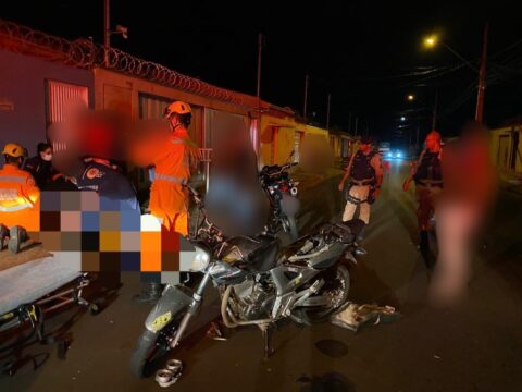 Colisão entre motos deixa duas pessoas feridas em Araguari