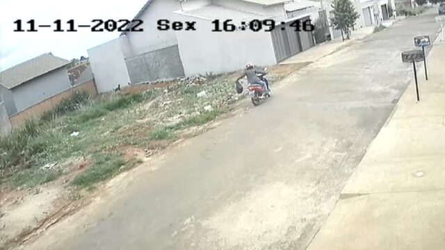 Em Catalão, câmera de segurança registra descarte de cachorro morto em lote baldio