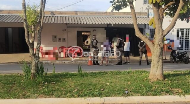 Homem é morto com tiros no olho após dar conselho para cliente embriagado ir embora de bar em Patrocínio
