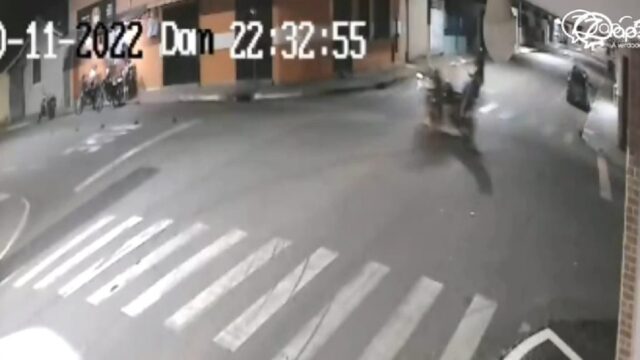Cruzamento perigoso: câmera de segurança flagra colisão entre motos que deixou duas pessoas feridas em Catalão