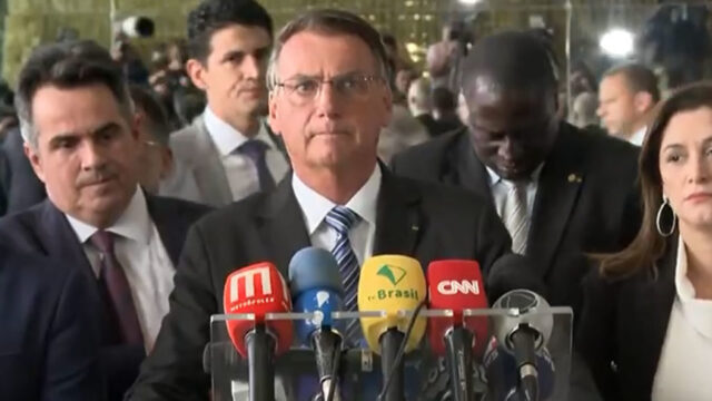 VÍDEO: Bolsonaro fala pela primeira vez desde o resultado das eleições, diz que vai cumprir Constituição