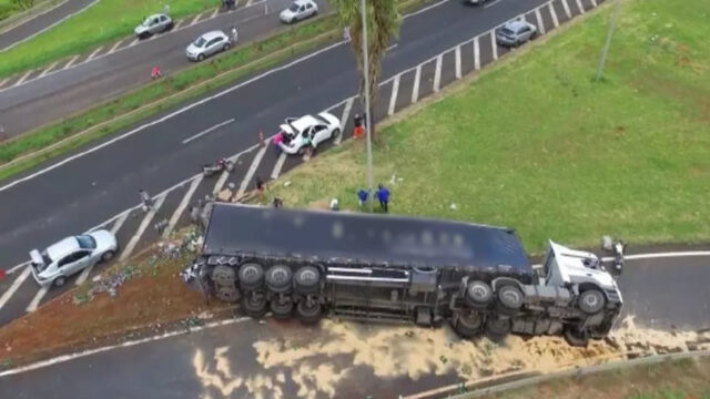 Carreta tomba e carga é saqueada por populares na BR-050, em Uberlândia