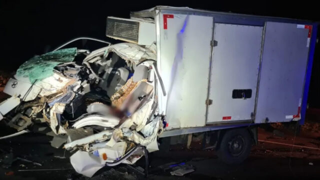 Motorista fica gravemente ferido após bater em carreta na BR-365, em Uberlândia