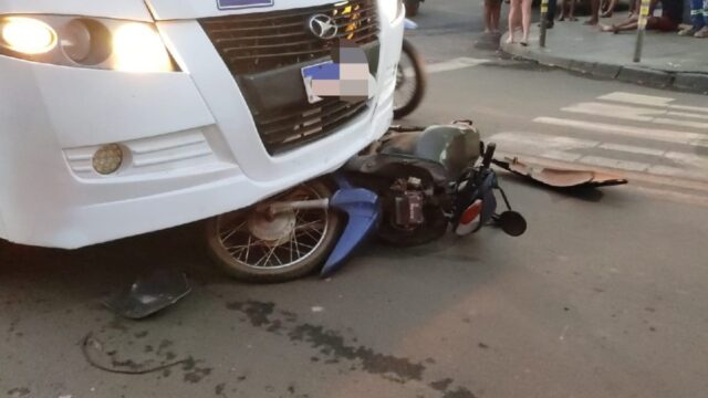 Colisão entre moto e micro-ônibus deixa motociclista ferido, em Catalão