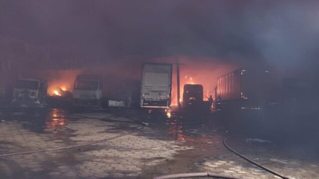 Incêndio em complexo de oficinas ao lado de posto de combustíveis atinge 17 veículos e deixa uma pessoa ferida, em Anápolis; Vídeo