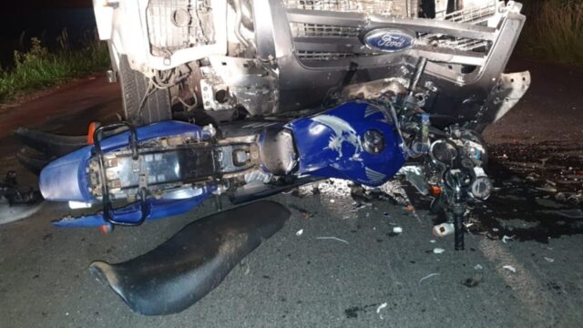 Motociclista fica gravemente ferido após colisão frontal com caminhão na GO-330, em Catalão