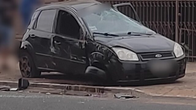 Veículo capota e deixa uma pessoa ferida em avenida de Catalão