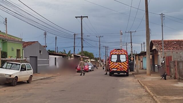 Homem fica ferido após ser atropelado por moto em Catalão