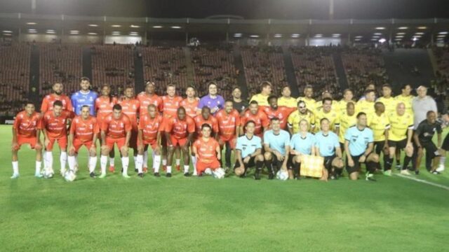 Retorno do Futebol Contra a Fome tem gols de Romário e Marrone e três de Marcelinho Carioca