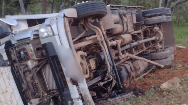 Caminhão baú sai da pista e tomba na GO-330, em Ipameri