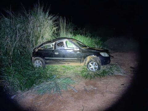 Carro capota e deixa condutor ferido após colisão na BR-050, em Campo Alegre de Goiás
