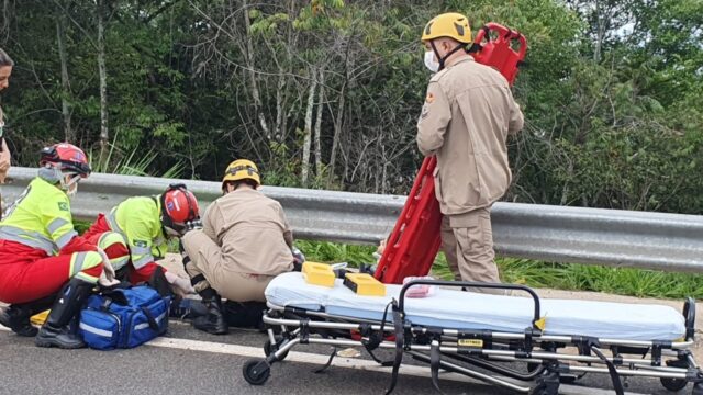 Garupa de motocicleta passa mal, condutor perde controle e sofre queda na BR-050, em Catalão