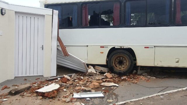 Ônibus desgovernado atinge muro de residência em Catalão