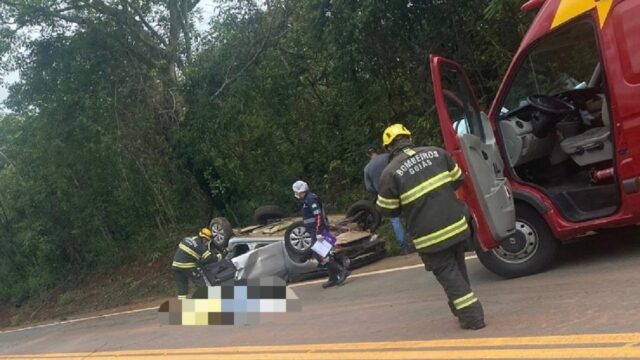 Casal de idosos morre após carro capotar na GO-020, entre Santa Cruz e Cristianopólis