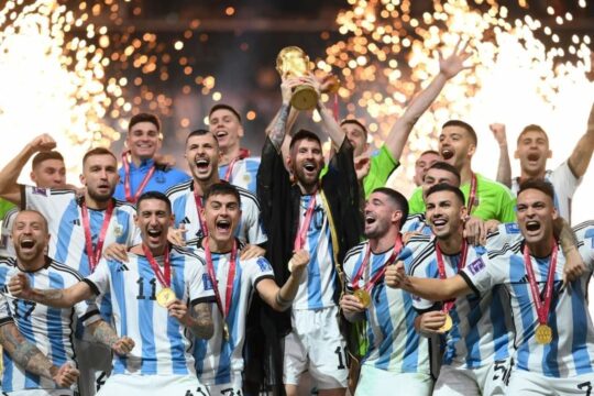 Argentina bate França nos pênaltis, conquista o tri e eterniza Messi como o gênio de uma geração