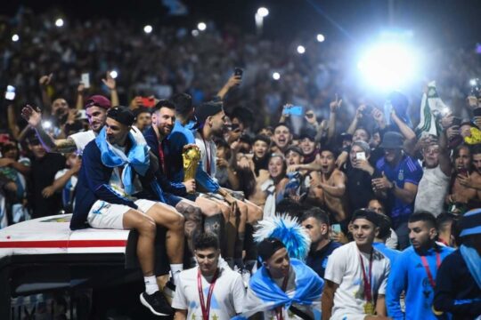 Seleção Argentina desfila pelas ruas de Buenos Aires