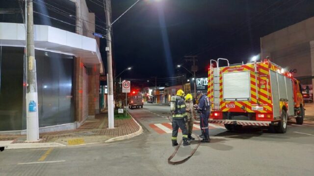 Corpo de Bombeiros combate incêndio em loja de roupas na madrugada deste sábado (10), no Centro de Catalão