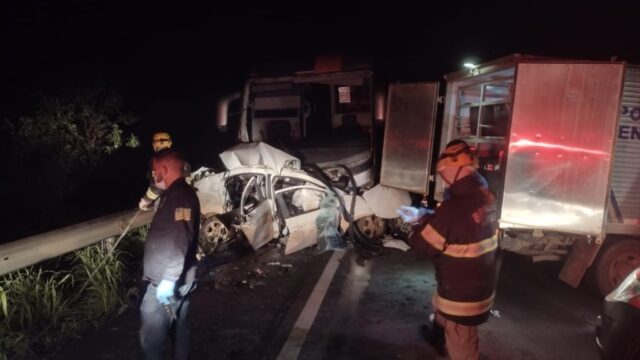 Acidente entre ônibus e carros deixa 5 mortos e 5 feridos, em Goiás