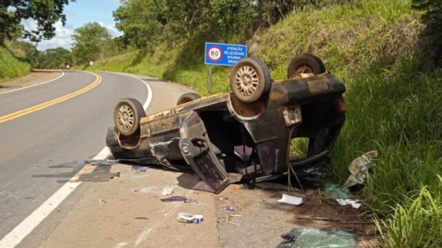 Carro capota e deixa três feridos na GO-020 em Santa Cruz de Goiás