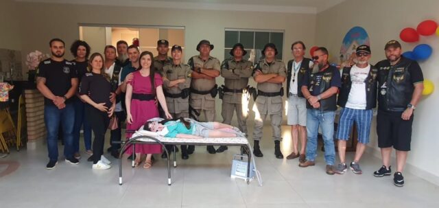 Polícia Militar, Polícia Civil, Estradeiros do Bem e Zap Catalão visitam criança de 6 anos com doença rara