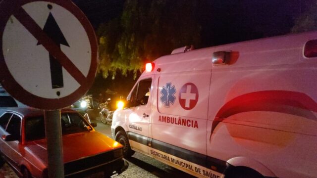 Motociclista invade a contramão e colide contra carro estacionado na Vila Cruzeiro, em Catalão