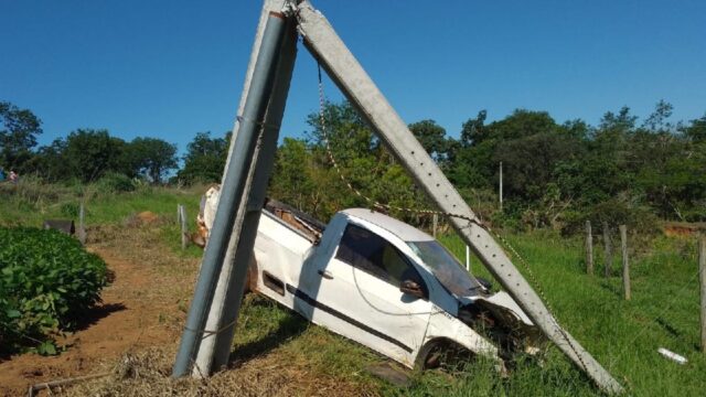 Motorista perde controle de carro, sai da pista e colide contra poste na GO-210 em Catalão