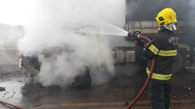 Motorista tem 90% do corpo queimado após carretas baterem de frente e pegarem fogo na BR-153, dizem bombeiros