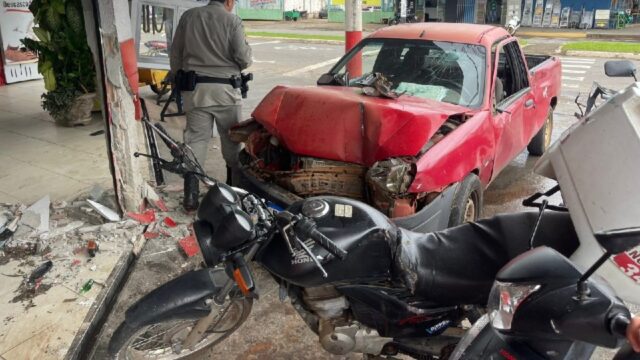 Duas pessoas ficam feridas em acidente envolvendo quatro veículos em Caldas Novas