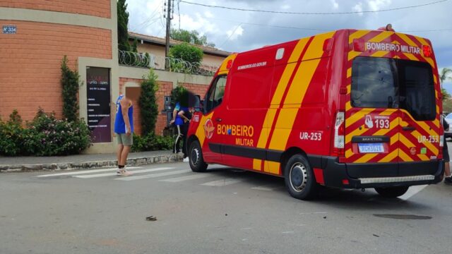 Carro não respeita sinal de "Pare" e colide contra mototaxista no Bairro Mãe de Deus, em Catalão
