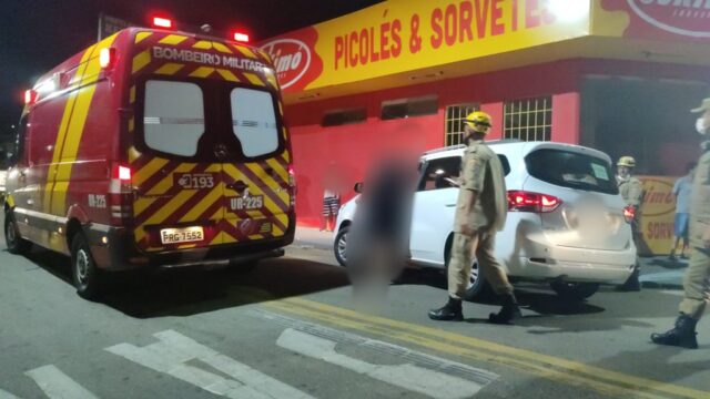 Catalão: em cruzamento de ruas, condutora de carro não respeita sinalização e colide contra outro automóvel