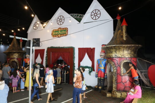 Em Catalão, centenas de famílias prestigiam a chegada do Papai Noel à “sua casinha”