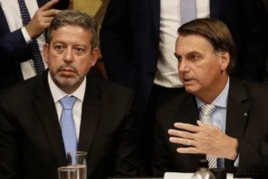 Lira concede aposentadoria a Bolsonaro; valor pode superar R$ 30 mil