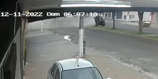 VÍDEO: Câmera flagra capotamento de carro em avenida de Catalão