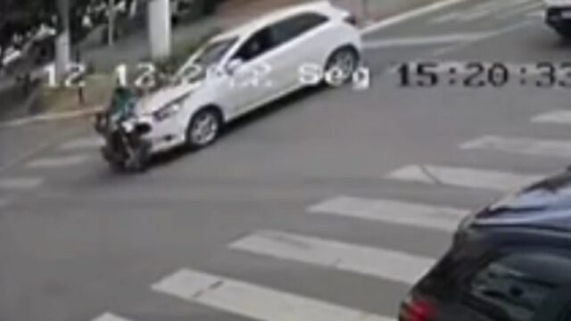 Motociclista fica ferido após ser atingido por carro em cruzamento em avenida de Catalão; veja vídeo