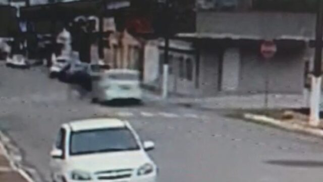 Câmera de segurança flagra batida entre moto e carro que deixou motociclista feridas em Catalão; VÍDEO