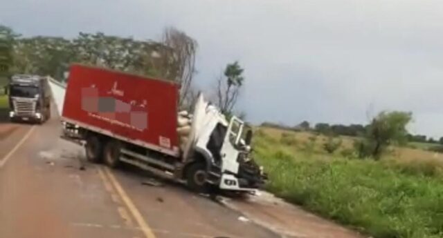 Trabalhador de Catalão morre em acidente entre caminhões na BR-452, próximo à Itumbiara