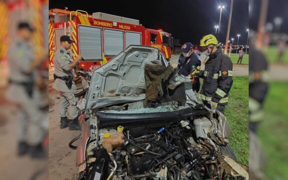 Duas pessoas morrem após carro ficar destruído ao bater contra caminhão na BR-040, em Luziânia