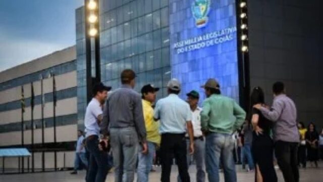 Caiado sanciona leis da "taxa do agro" em Goiás