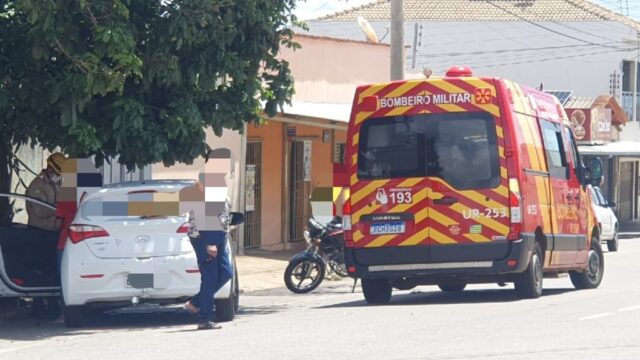 Colisão com carro deixa passageira de moto ferida no bairro São João