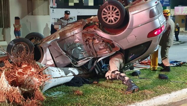 Quatro pessoas ficam feridas após veículo capotar e colidir contra àrvore em avenida de Catalão